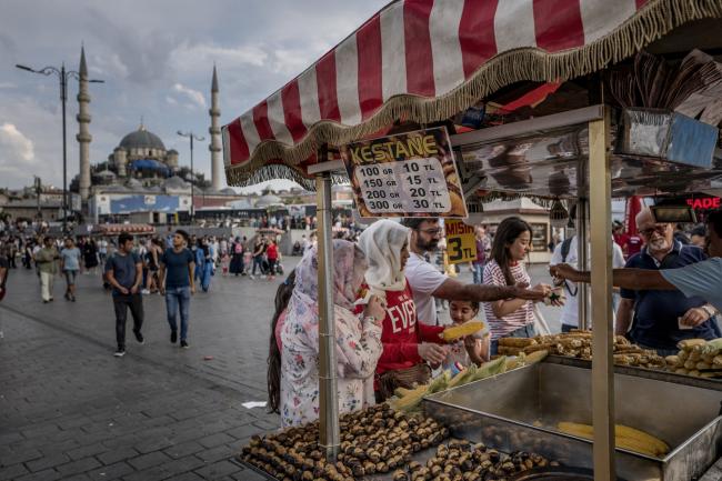 © Bloomberg. Customers purchase snacks from a mobile stall on Eminonu Square in Istanbul, Turkey, on Friday, Aug. 17, 2018. Turkish President Recep Tayyip Erdogan argued citizens should buy gold, then he said sell. Add dramatic swings in the lira, and the country’s traders are now enthusiastically doing both. Photographer: Ismail Ferdous/Bloomberg
