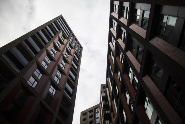© Bloomberg. Lexington Gardens residential apartments stand in the Nine Elms district in London, U.K., on Friday, March 1, 2019. Brexit continues to take a toll on the U.K., with new figures out this week showing a fall in business confidence and continued weakness in the property market. 