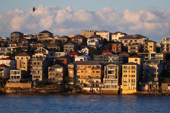 © Bloomberg. Residential buildings stand along the coastline near Bondi Beach in Sydney, Australia, on Wednesday, May 15, 2019. Australia's economy has been weighed down by a retrenchment in household spending as property prices slump and slash personal wealth. An election Saturday is likely to see the opposition Labor party win power and lift spending further. Photographer: David Gray/Bloomberg