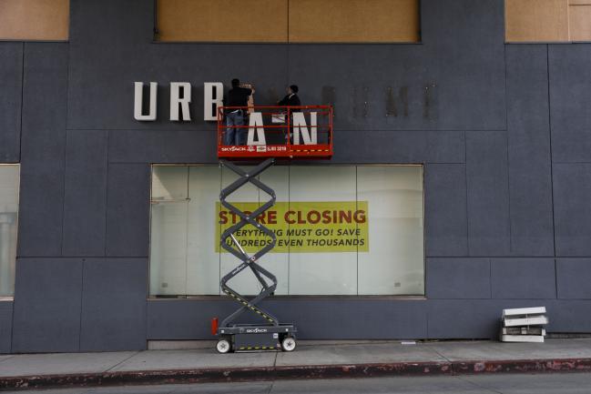 © Bloomberg. A store closing sign is displayed as workers remove signage from the Westside Pavilion shopping mall in Los Angeles, California, U.S., on Friday, Jan. 11, 2019. Google is expanding its footprint in Los Angeles with the lease of a planned 584,000-square-foot office campus that was formerly part of the Westside Pavilion. Photographer: Patrick T. Fallon/Bloomberg