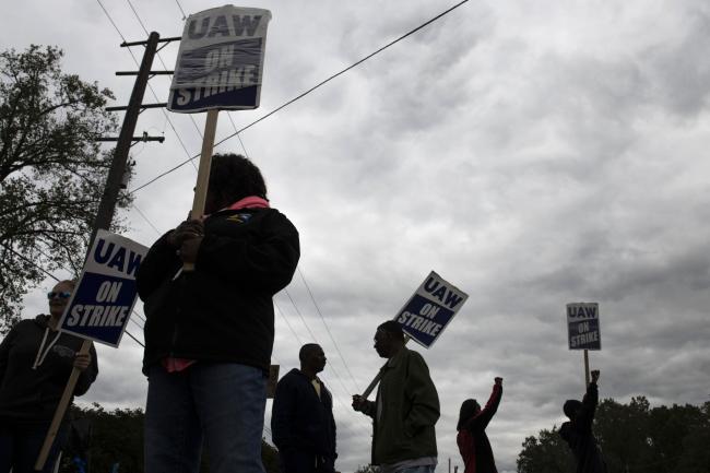 Ford Reaches Pact With UAW on New Contract, Averting a Strike