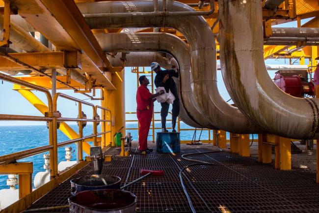 © Bloomberg. Workers clean oil leaks from pipes aboard an offshore oil platform in the Persian Gulf's Salman Oil Field, operated by the National Iranian Offshore Oil Co., near Lavan island, Iran, on Thursday, Jan. 5. 2017. Nov. 5 is the day when sweeping U.S. sanctions on Iran’s energy and banking sectors go back into effect after Trump’s decision in May to walk away from the six-nation deal with Iran that suspended them. 