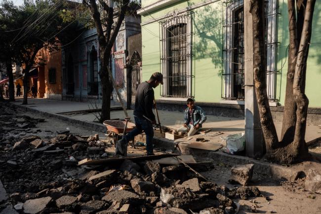 © Bloomberg. Contractors repair a road in Mexico City, Mexico, on Monday, Dec. 3, 2018. The National Institute of Statistics and Geography (INEGI) is scheduled to release Gross Domestic Product (GDP) figures on Dec. 21. 