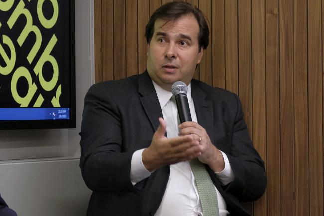 © Bloomberg. Lower House President Rodrigo Maia speaks during a press event in Brasilia, Brazil, on Wednesday, March 8, 2017. Brazil policy makers are redoubling reform efforts to end a third year of recession, after signs of wavering support in Congress unnerved investors. Photographer: Gustavo Gomes/Bloomberg