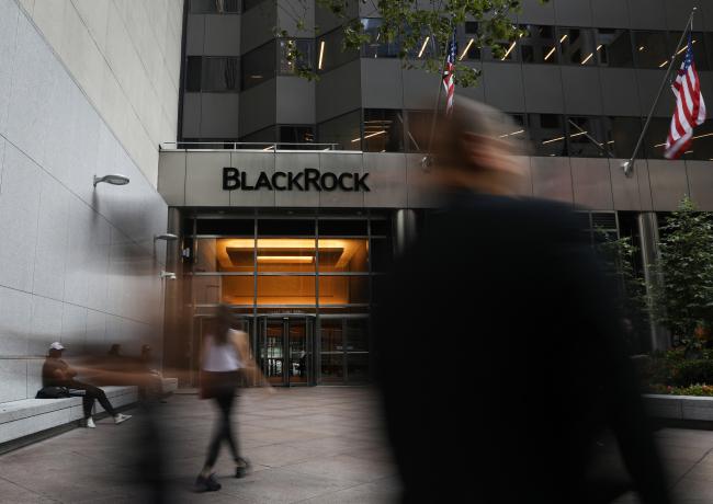 © Bloomberg. Pedestrians walk past BlackRock Inc. headquarters in New York, U.S, on Wednesday, June 11, 2018.