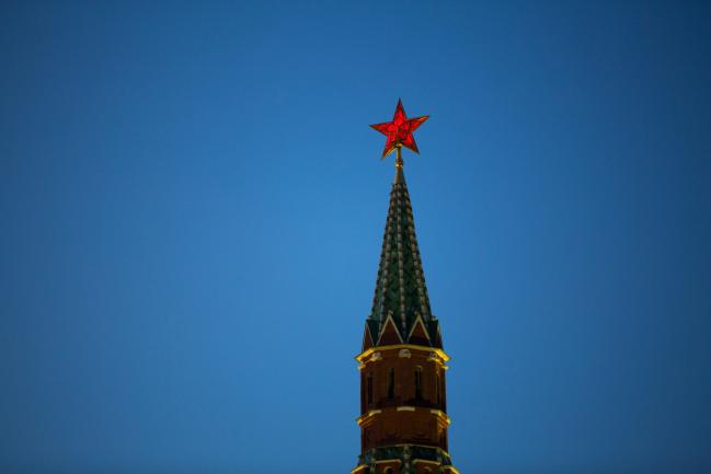 © Bloomberg. An illuminated red star sits on display above one of the Kremlin towers in Moscow, Russia, on Monday, April 9, 2018. Russia’s currency extended its plunge, dropping to the weakest level since Dec. 2016, as investors weighed the implications of the toughest U.S. sanctions yet. 