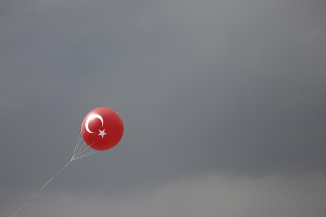 &copy Bloomberg. The crescent and star symbol of the Turkish national flag sits on a balloon as it flies during a 'Yes' referendum campaign rally in Yenikapi square, Istanbul, Turkey, on Saturday, April 8, 2017. With two weeks to go before a referendum that could remodel Turkey's political landscape, the central bank has pushed interest rates to the upper reaches of its monetary framework and depleted its policy tool of choice: flexibility. 