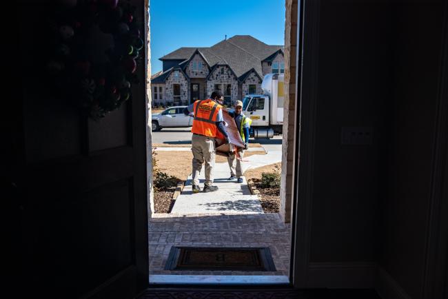 © Bloomberg. J.B. Hunt Transport Services Inc. Final Mile workers deliver furniture to a home in Prosper, Texas, U.S., on Thursday, Dec. 27, 2018. J.B. Hunt is announcing Wednesday that it has agreed to pay $100 million for a New Jersey company that delivers large items to consumers, its second purchase in the space in less than two years. Photographer: Sergio Flores/Bloomberg