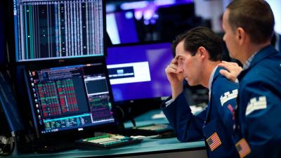 Lo ngại bao trùm, Dow Jones giảm hơn 300 điểm