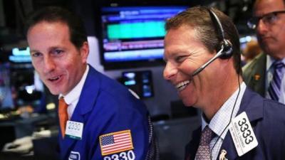 Niềm tin trở lại, Dow Jones vọt hơn 300 điểm