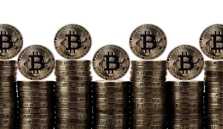 Bitcoin em leve queda, altcoins caem mais de 10%