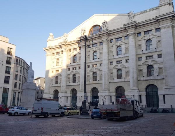 © Ansa. Elezioni:Borsa Milano rallenta (-0,8%)