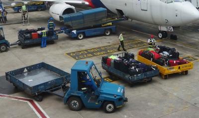 Vì đâu hành lý máy bay bị nứt vỡ, mất cắp?: Móp méo nhiều, đền bù ít