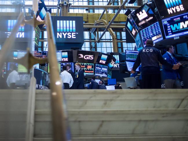 © Bloomberg. Traders work on the floor of the New York Stock Exchange. Photographer: Eric Thayer/Bloomberg