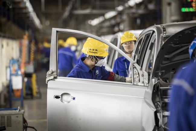 © Bloomberg. Employees inspect vehicles in the weld shop at the SAIC-GM-Wuling Automobile Co. Baojun Base plant, a joint venture between SAIC Motor Corp., General Motors Co. and Liuzhou Wuling Automobile Industry Co., in Liuzhou, Guangxi province, China, on Wednesday, May 23, 2018. GM and its partners sold 4 million vehicles in China in 2017, about 1 million more than the automaker sold in the U.S. Photographer: Qilai Shen/Bloomberg