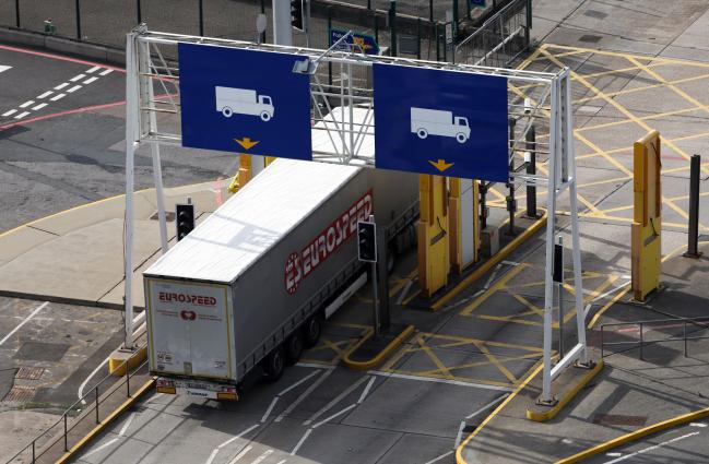 © Bloomberg. A lorry passes through a checkpoint at the Port of Dover Ltd. in Dover, U.K., on Tuesday, Aug. 1, 2017. Customs checks at the border after the U.K. leaves the European Union could cost 1 billion pounds ($1.3 billion) a year and cause delays for goods being shipped in both directions, according to a report by Oxera, an economic consultancy. 