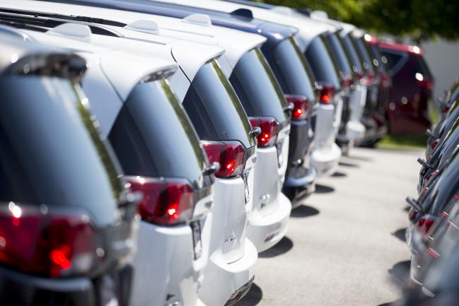 © Bloomberg. A row of Fiat Chrysler Automobiles (FCA) 2017 Crysler Pacifica minivan vehicles are displayed for sale at a car dealership in Moline, Illinois, U.S., on Saturday, July 1, 2017. Ward's Automotive Group released U.S. monthly total and domestic auto sales figures on July 3.