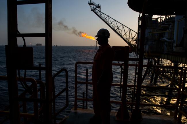 © Bloomberg. A gas flame burns from a pipe close to an offshore oil platform in the Persian Gulf's Salman Oil Field, operated by the National Iranian Offshore Oil Co., near Lavan island, Iran, on Thursday, Jan. 5. 2017. Nov. 5 is the day when sweeping U.S. sanctions on Iran’s energy and banking sectors go back into effect after Trump’s decision in May to walk away from the six-nation deal with Iran that suspended them. 
