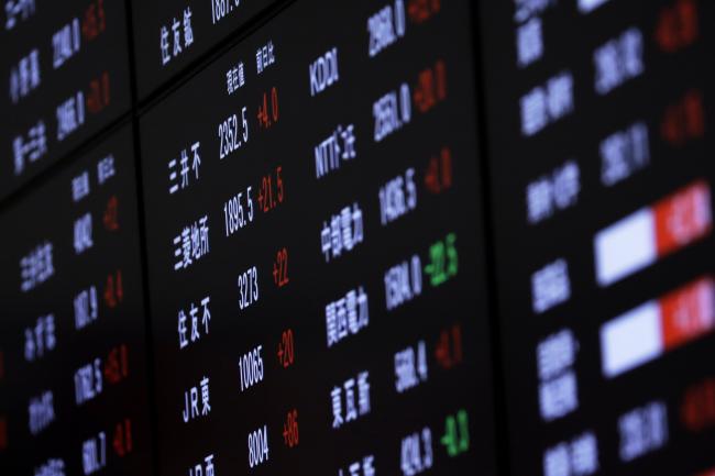 © Bloomberg. An electronic stock board is displayed at the Tokyo Stock Exchange (TSE), operated by Japan Exchange Group Inc. (JPX), in Tokyo, Japan, on Wednesday, Aug. 30, 2017. Equity indexes in Japan, Hong Kong and South Korea rose Wednesday after U.S. stocks rebounded from losses initially sparked when Kim's regime fired a missile over Japan.