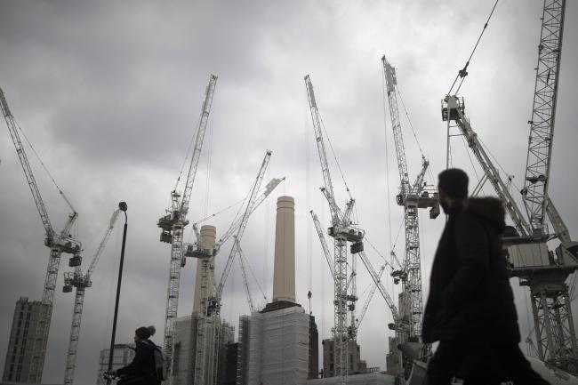 © Bloomberg. Construction cranes stand above the Battersea Power Station office, retail and residential development in the Nine Elms district in London, U.K., on Friday, March 1, 2019. Brexit continues to take a toll on the U.K., with new figures out this week showing a fall in business confidence and continued weakness in the property market. 