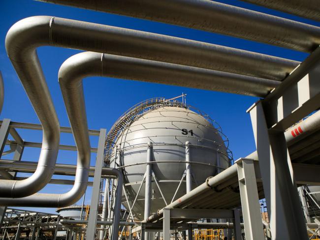 © Bloomberg. Storage sphere tanks for liquefied natural gas. 