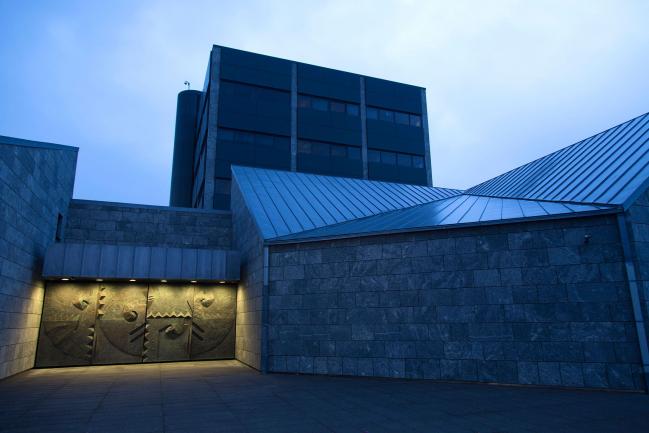 © Bloomberg. Security doors stand illuminated at night at the entrance to Iceland's central bank, or Sedlabanki Islands, in Reykjavik, Iceland, on Friday, Aug. 10, 2012. Iceland is betting its decision two years ago to force bondholders to pay for the banking system's collapse may help it rebound faster than Ireland. 
