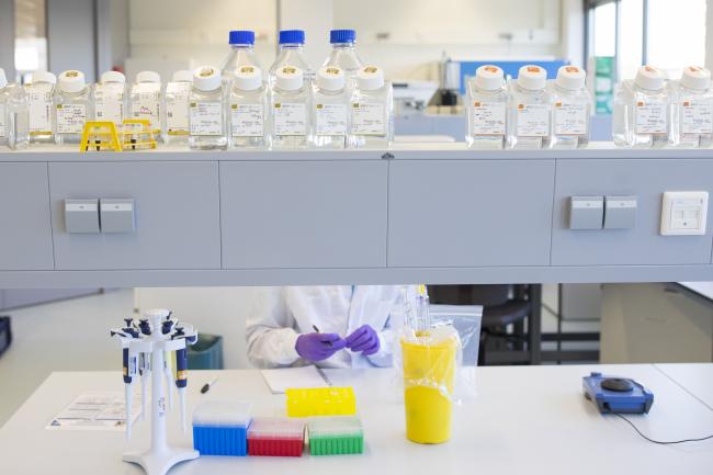 © Bloomberg. An employee carries out preparation work for a target discovery process experiment in the molecular biology laboratory operated by Galapagos NV in Leiden, Netherlands 