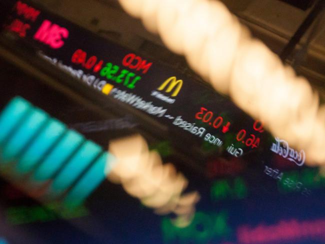 © Bloomberg. A monitor displaying stock market information is reflected on the floor of the New York Stock Exchange (NYSE) in New York, U.S., on Monday, Jan. 8, 2018. U.S. stocks were mixed, with the S&P 500 Index on track for its first decline of the year, as investors assessed the prospects for corporate earnings, while the dollar strengthened after three straight weekly declines. Photographer: Bloomberg/Bloomberg