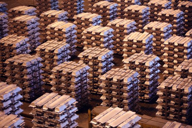 © Bloomberg. Bound aluminum ingots sit in a warehouse ahead of shipping at the foundry in the Krasnoyarsk aluminum smelter, operated by United Co. Rusal, in Krasnoyarsk, Russia, on Thursday, March 2, 2017. Photographer: Andrey Rudakov/Bloomberg