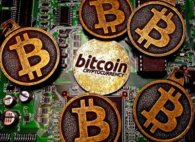 Sau khi chạm mốc 11,000 USD, Bitcoin có lúc rơi tự do 18%