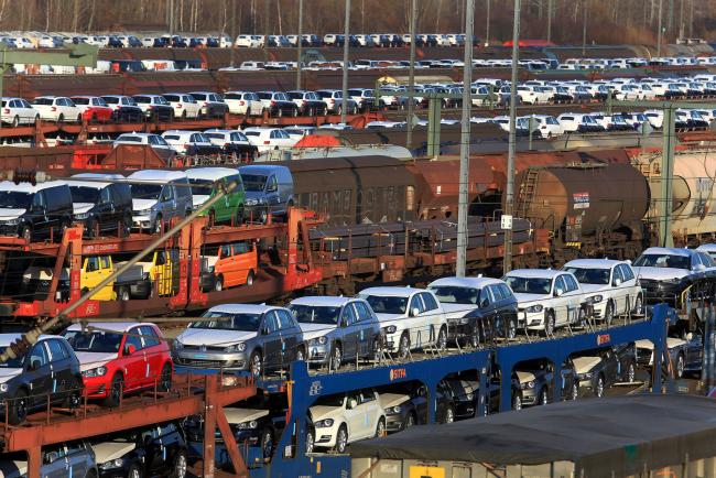 © Bloomberg. New automobiles, manufactured by Volkswagen AG, sit on railway transporters in Munich, Germany, on Wednesday, March 17, 2016. Volkswagen is in talks with U.S. authorities to establish a national remediation fund and a separate one for California as punishment for pollution from its cars after the automaker cheated on diesel-emissions tests, said people familiar with the matter.