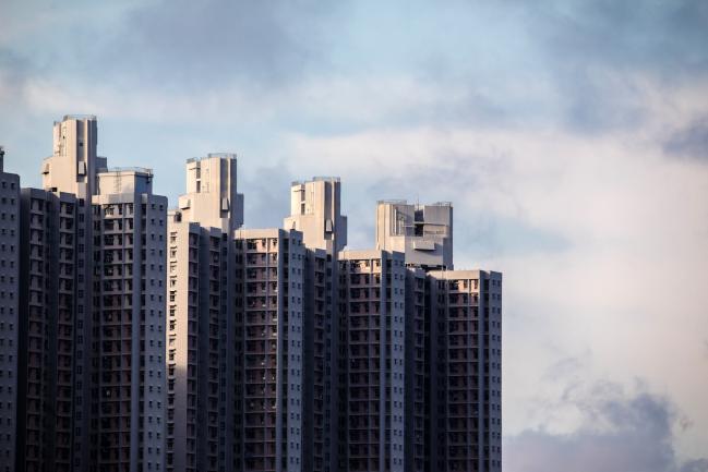 © Bloomberg. Residential buildings stand in Hong Kong, China, on Friday, July 20, 2018.  Photographer: Paul Yeung/Bloomberg