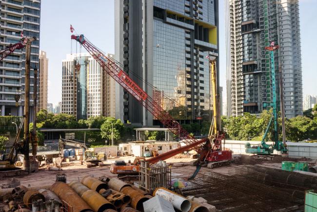 © Bloomberg. Cranes operate at the construction site of a residential property development in Singapore, on Sunday, June 4, 2017. After two years of below-par growth, economists and even Singapore's government are becoming more positive on the city-state's outlook. While it's not boom time yet, the consensus is that 2017 growth will come in higher than last year’s 2 percent.