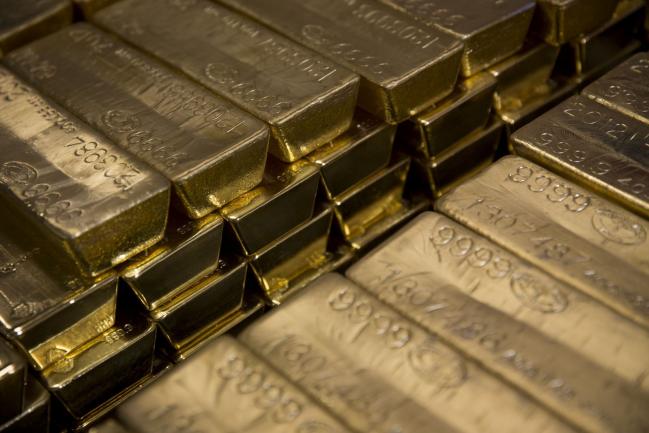 © Bloomberg. Gold bars, worth hundreds of thousands of dollars each, sit in a vault at the United States Mint at West Point in West Point, New York, U.S., on Wednesday, June 5, 2013.  Photographer: Scott Eells/Bloomberg