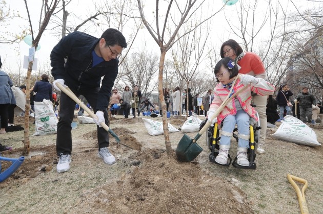 상상인그룹, 장애아동가족과 '희망 나무심기' 개최