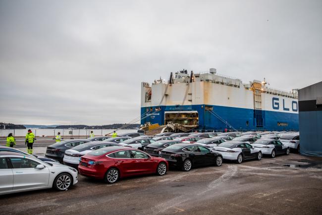 © Bloomberg. Teslas dockside at the Port of Oslo. 