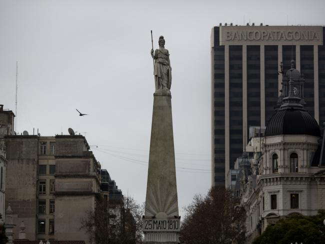 © Bloomberg. A statue stands over the Plaza de Mayo, marking the scene of the May 25, 1810 revolution, in Buenos Aires, Argentina. Photographer: Victor J. Blue/Bloomberg