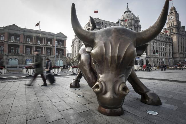 © Bloomberg. The Bund Bull stands in Shanghai, China, on Wednesday, Jan. 4, 2017.  Photographer: Qilai Shen/Bloomberg