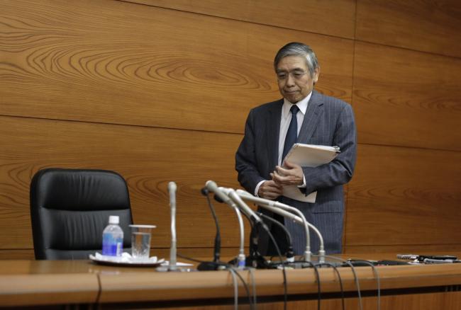 © Bloomberg. Haruhiko Kuroda, governor of the Bank of Japan (BOJ), arrives for a news conference in Tokyo, Japan, on Tuesday, Oct. 31, 2017. The BOJ left its massive monetary stimulus program unchanged even as it trimmed its inflation forecasts, signaling further divergence ahead from its global peers.