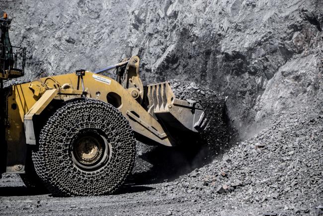 © Bloomberg. A front loader scoops up freshly blasted rock containing iron ore at the Yeristovo and Poltava iron ore mine, operated by Ferrexpo Poltava Mining PJSC, in Poltava, Ukraine, on Friday, May 5, 2017. China accounted for over 60% of global iron-ore demand in 2016, World Steel Association data show and was Ferrexpo's largest export-sales contributor by country. Photographer: Vincent Mundy/Bloomberg