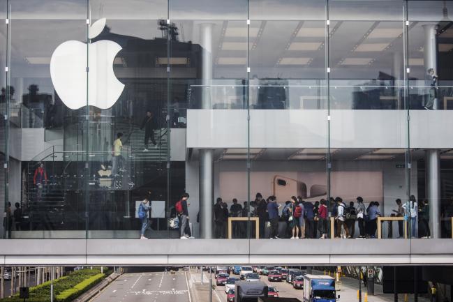 © Bloomberg. Customers browse inside an Apple Inc. store at Two International Financial Center (IFC) in Hong Kong, China, on Friday, Nov. 3, 2017.