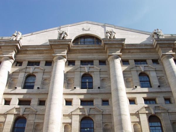 Borsa Milano riduce calo con banche, -1%
