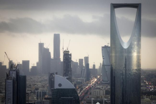 © Bloomberg. The Kingdom Tower, operated by Kingdom Holding Co., right, stands on the skyline above the King Fahd highway in Riyadh, Saudi Arabia.