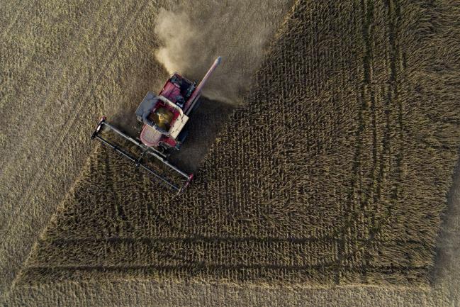 © Bloomberg. Soybeans are harvested with a Case IH Agricultural Equipment Inc. combine harvester in this aerial photograph taken above Tiskilwa, Illinois, U.S., on Thursday, Sept. 27, 2018. Having all three North American countries agree on a trade deal has given traders and farmers reassurance that some flows of agricultural goods won't be disrupted, particularly to Mexico, a major buyer of U.S. corn, soybeans, pork and cheese. Photographer: Daniel Acker/Bloomberg