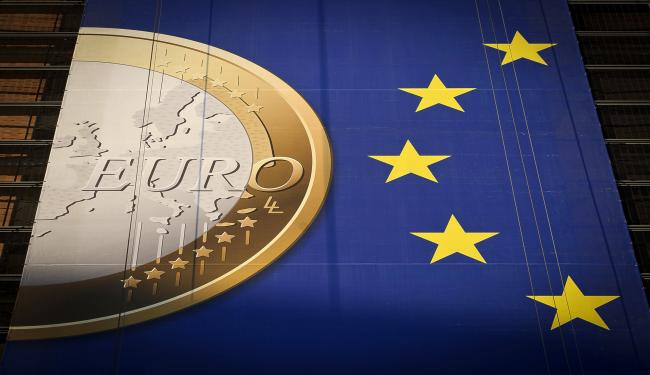 Euro Slumps to Lowest Since 2017 With Economic Woes in Focus