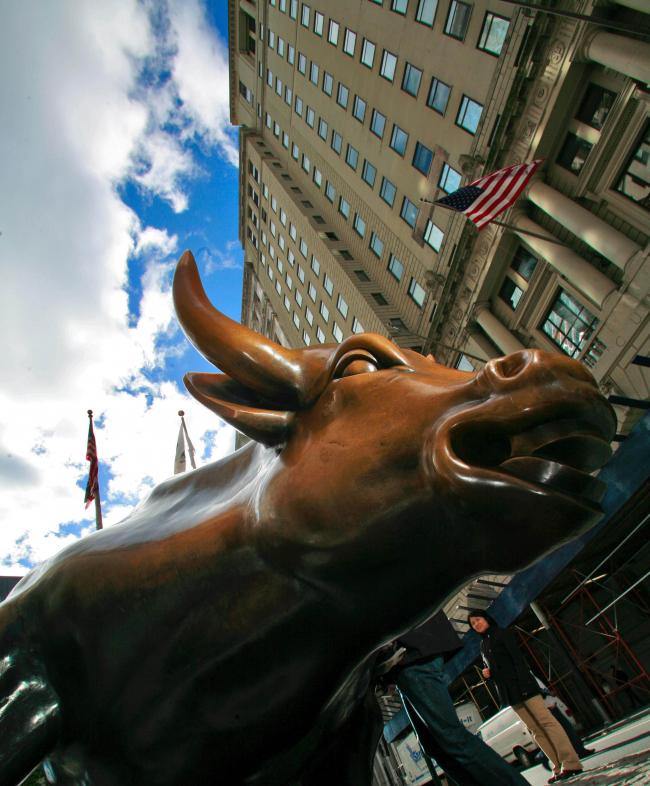 © Bloomberg. The Wall Street bull sits between Broadway and Exchange Place in the Financial District of New York.