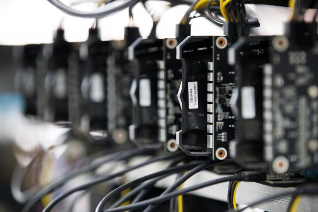 © Bloomberg. Circuit boards sit on shelves at a cryptocurrency mining facility in Incheon, South Korea, on Friday, Dec. 15, 2017. Hedge funds are pulling out of gold bets as more exciting moves in equities and cryptocurrencies make safe-haven investments look boring.