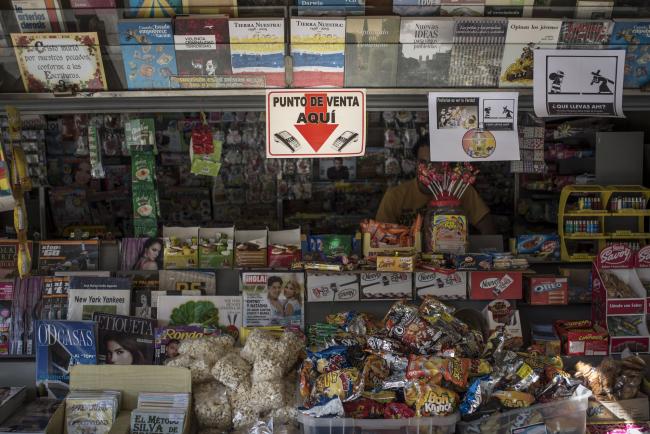 © Bloomberg. A sign indicating that credit cards are accepted is displayed at a newsstand in the Altamira neighborhood of Caracas, Venezuela, on Wednesday, Dec. 6, 2017. Venezuelan President Nicolas Maduro announced the nation would create its own cryptocurrency, the 