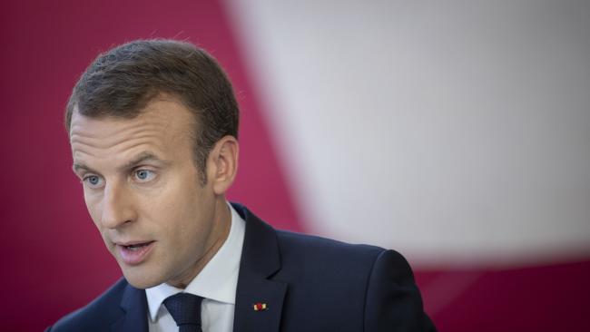 © Bloomberg. Emmanuel Macron, France's president, speaks to the media as he arrives for a European Union (EU) leaders summit in Brussels, Belgium.