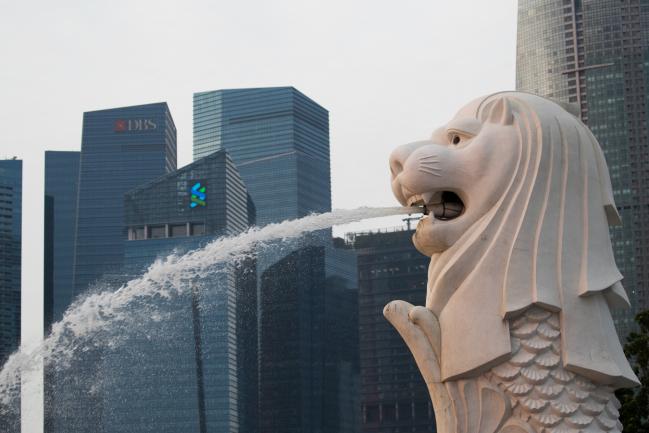 © Bloomberg. The Merlion statue stands at the Marina Bay waterfront as commercial buildings stand in the central business district in Singapore, on Sunday, June 10, 2018. U.S. President Donald Trump and North Korean leader Kim Jong Un will hold their historic Singapore summit at the Capella Hotel on the city-states Sentosa Island on June 12. 